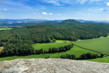 Blick vom Pfaffenstein nach Osten, Landschaft, Foto, sächsische Schweiz, Elbsandsteingebirge, Tafelberge